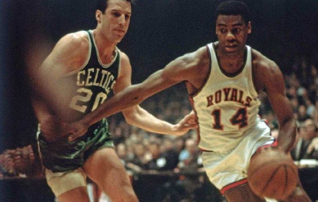 她表现出对 她表现出对